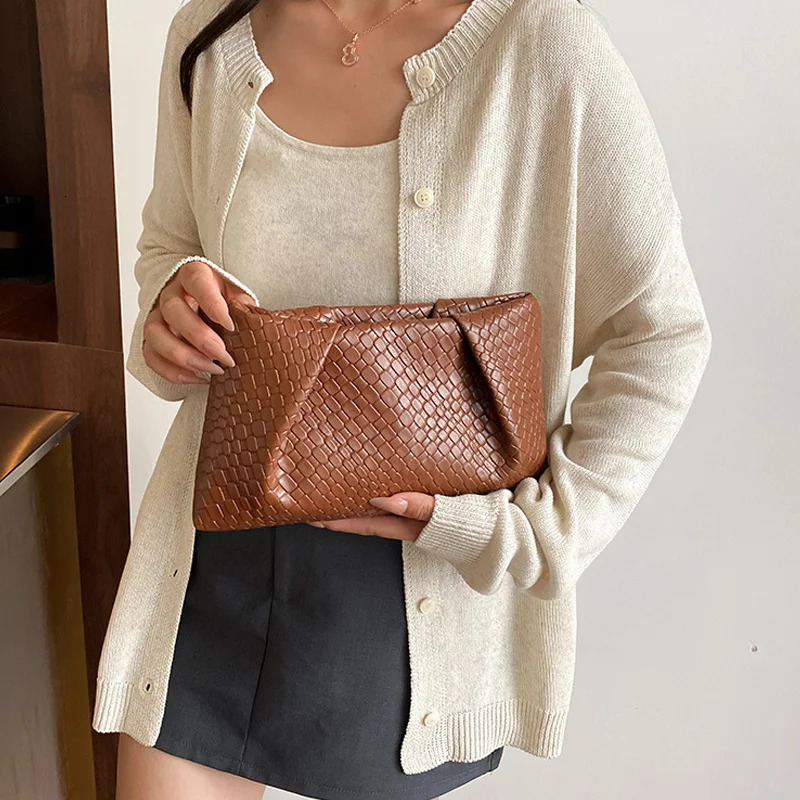 Large Capacity Shoulder Bag Fashion Woven Commuter Simple Clutch Bags Retro Evening Phone Pocket 260303