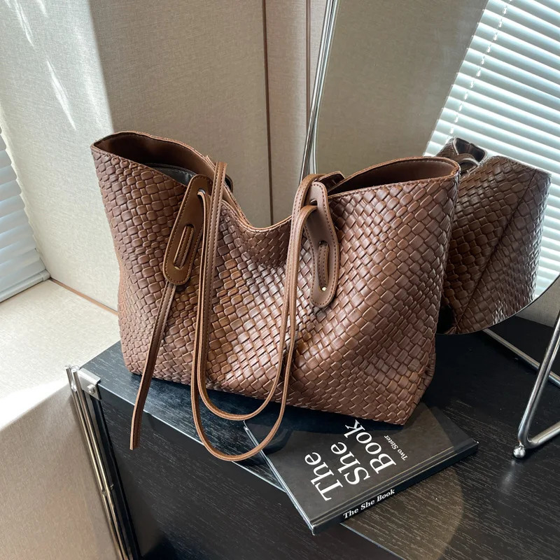 Autumn and Winter Trendy Vintage Rhombic Woven Shoulder Bags Large Capacity Underarm Bag Daily Commuting Bag Casual Handbags 260303