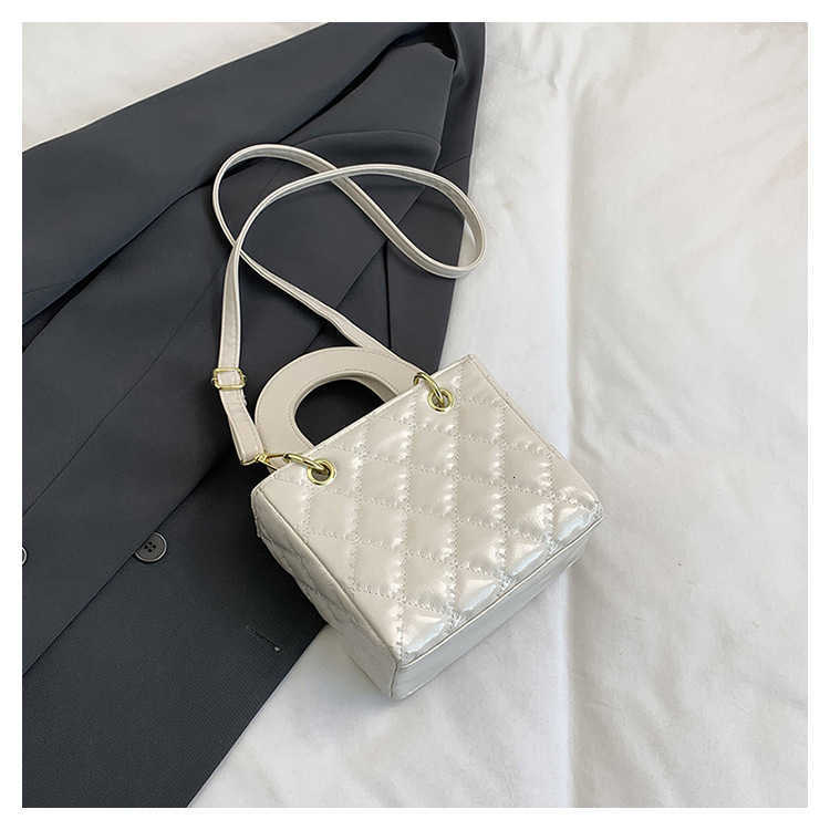 New minimalist style, diamond stitch thread 2025 solid color new style, Korean version, retro casual single shoulder crossbody handbag.XJ251205