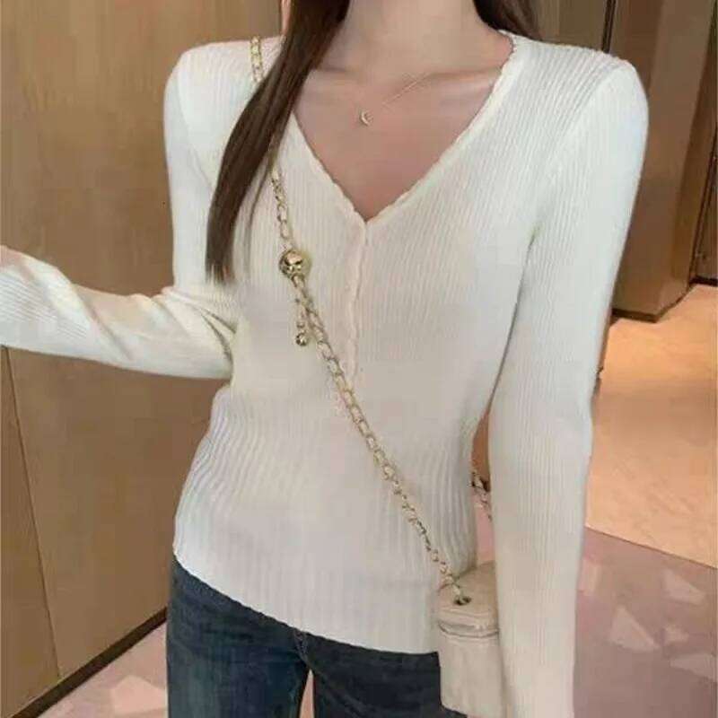 White V-neck Long-sleeved Knitted Women's Winter Petite Short Slim-fitting Sweater Early Autumn Chic Top XJ260305