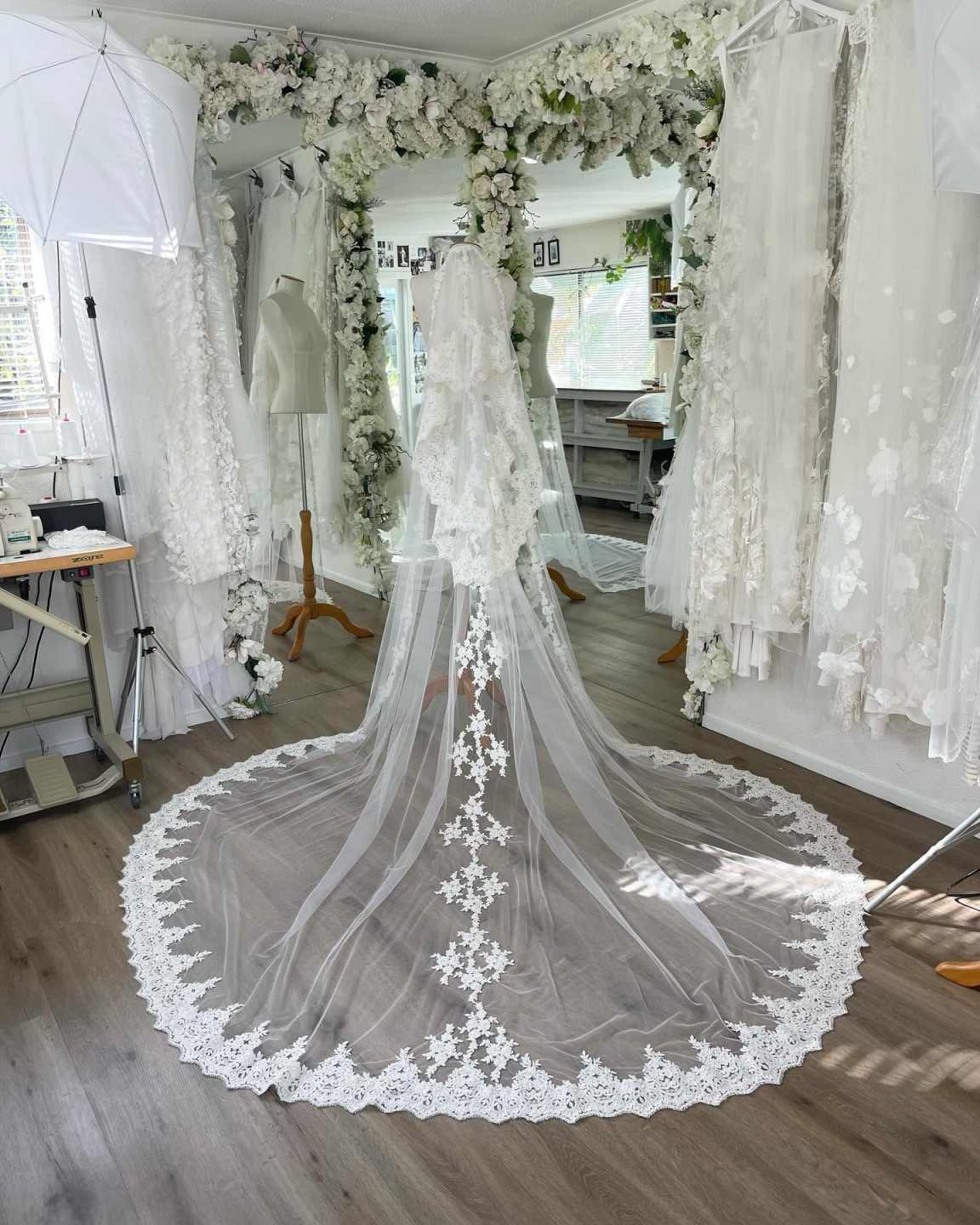 Princess Lace Appliques Edge Bridal Veils Long Cathedral Length One Layer Wedding Veils Customized Velo De Novia