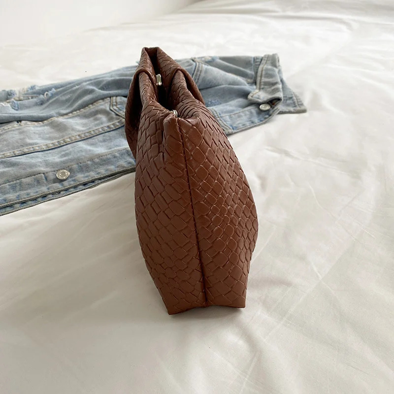 Large Capacity Shoulder Bag Fashion Woven Commuter Simple Clutch Bags Retro Evening Phone Pocket 260303
