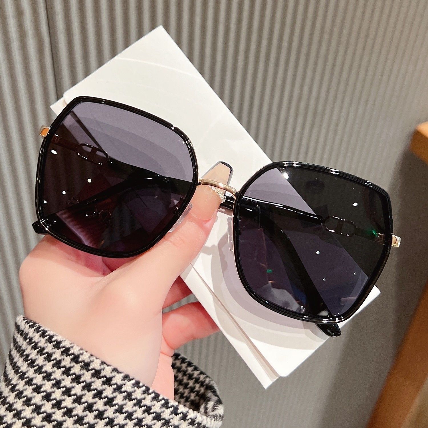 2026 New Designer Luxury Brand Gradient Integrated Classic Elegant UV Protection Outdoor Sports Women's Sunglasses