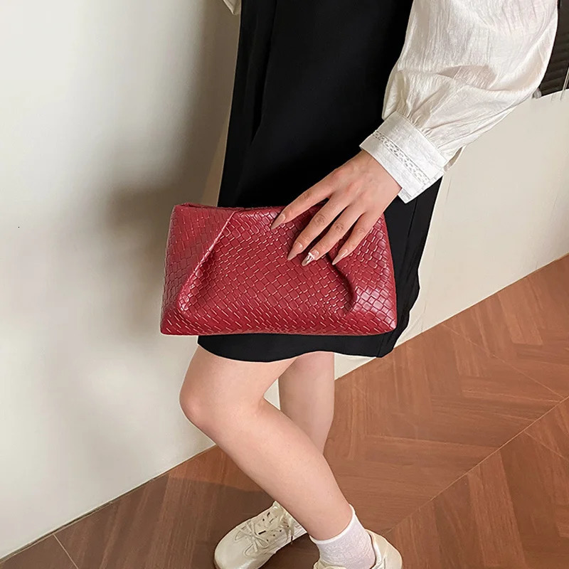Large Capacity Shoulder Bag Fashion Woven Commuter Simple Clutch Bags Retro Evening Phone Pocket 260303