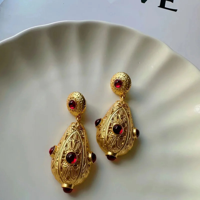 Vintage Western electroplated hollow glass earrings three-dimensional relief classic elegant high-grade jewelry earrings 260303
