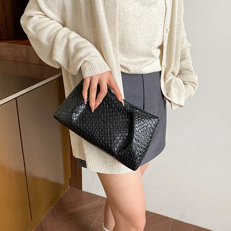 Large Capacity Shoulder Bag Fashion Woven Commuter Simple Clutch Bags Retro Evening Phone Pocket 260303