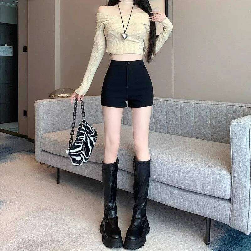 Wearing black shorts for women in spring and summer 2025 new high waisted slimming outfit paired with boots American style spicy XJ260305