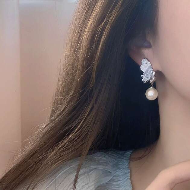 Sweet Fresh Forest-style Symmetrical Gradient Crystal Butterfly Earrings Pearl Earrings