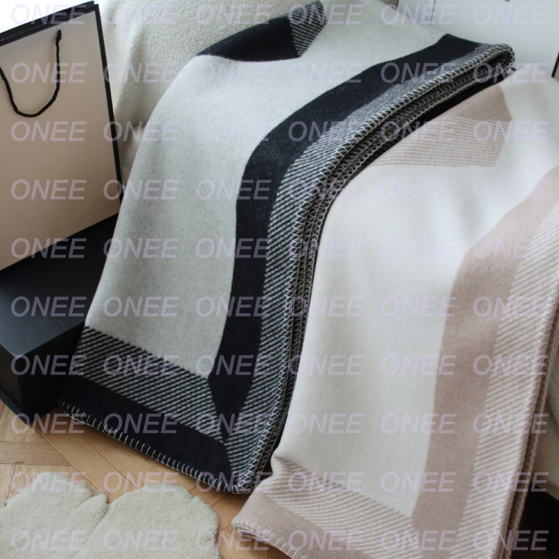 Blanket High-Quality Designer Blankets Home Textiles Wearable Bedding Sofa Throws Luxury Outdoor Blankets Warm Driving Blankets Cashmere Letter Blankets