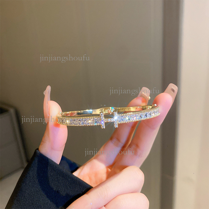 2026 Designer Bracelet Luxury Trendy Women's Jewelry European And American Fashion High End Zircon Breathable Exquisite Geometric Heart Shaped Ho