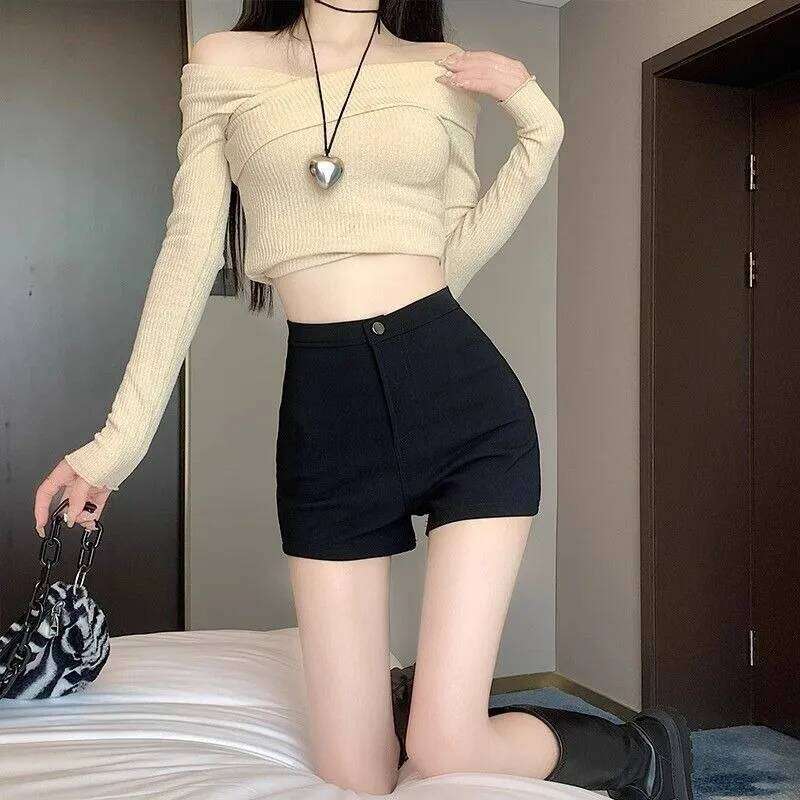 Wearing black shorts for women in spring and summer 2025 new high waisted slimming outfit paired with boots American style spicy XJ260305