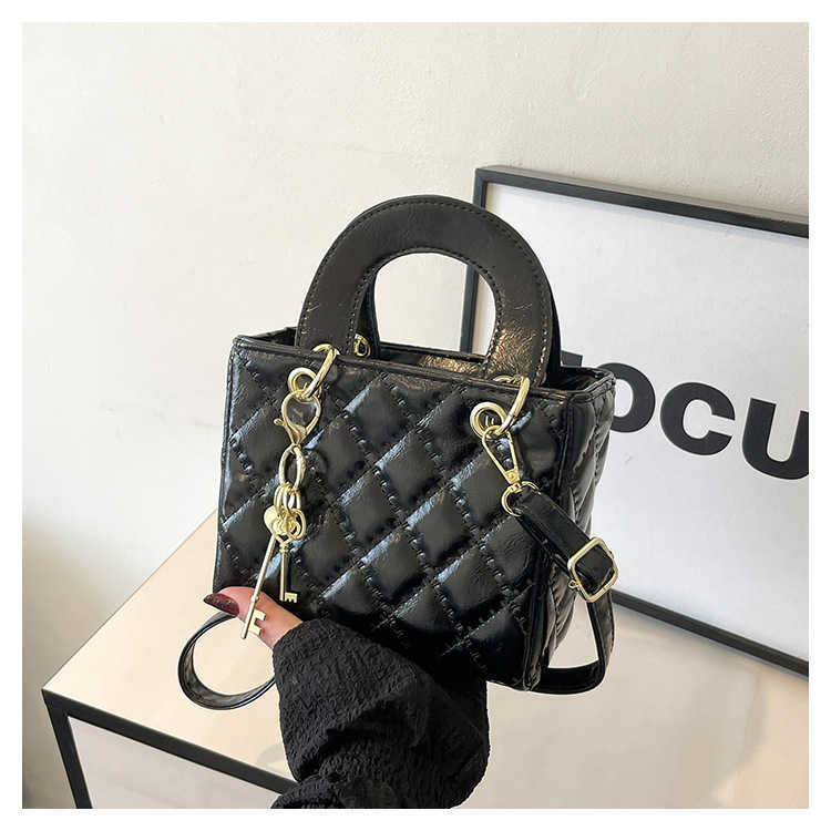 New minimalist style, diamond stitch thread 2025 solid color new style, Korean version, retro casual single shoulder crossbody handbag.XJ251205