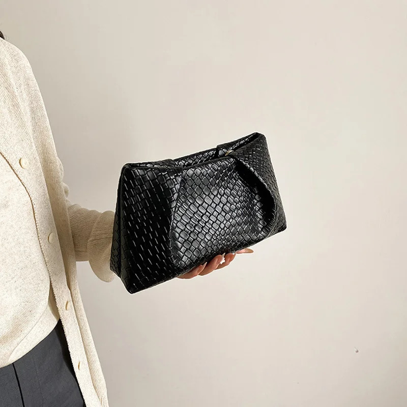 Large Capacity Shoulder Bag Fashion Woven Commuter Simple Clutch Bags Retro Evening Phone Pocket 260303