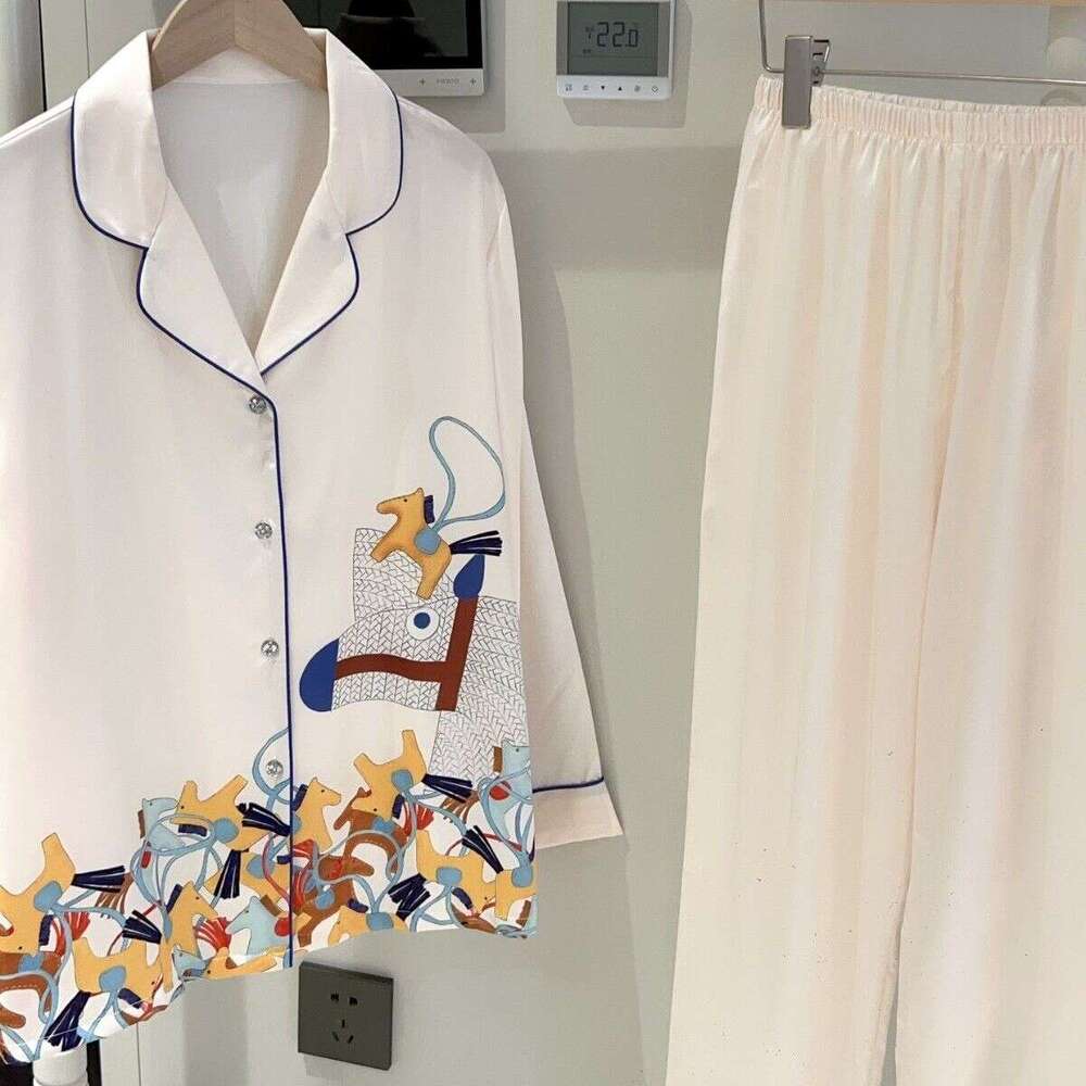 High-End Luxury Women's Pajamas Turn-Down Collar, Made Ice Silk, Featuring Sleeves Long Pants, Suitable For Spring Autumn, With A Youthful And Lu