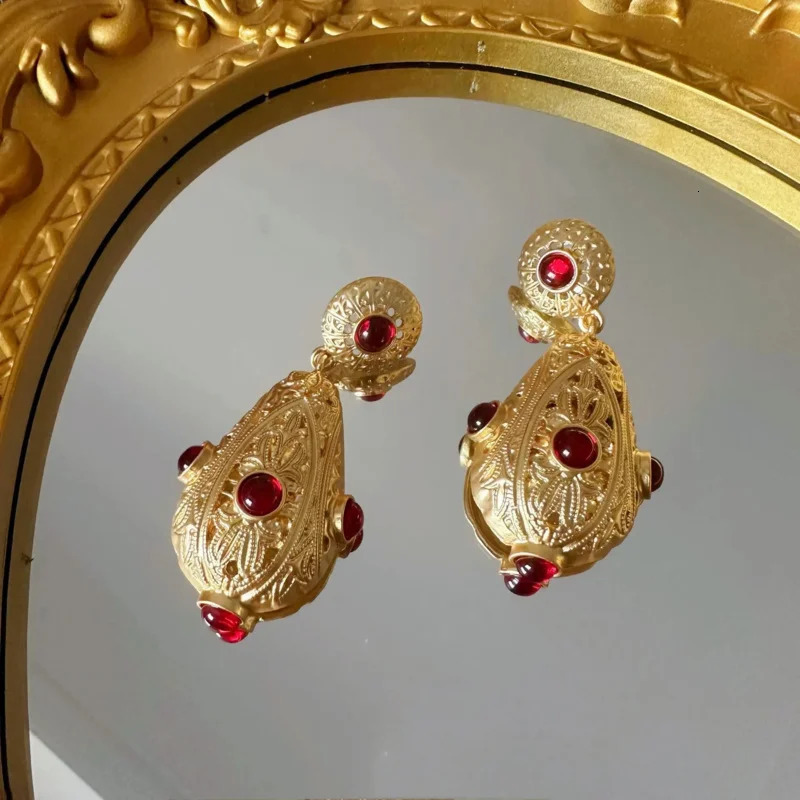 Vintage Western electroplated hollow glass earrings three-dimensional relief classic elegant high-grade jewelry earrings 260303