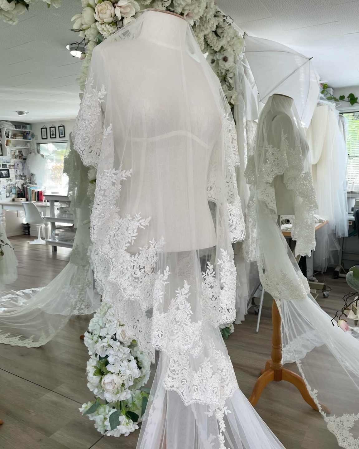 Princess Lace Appliques Edge Bridal Veils Long Cathedral Length One Layer Wedding Veils Customized Velo De Novia