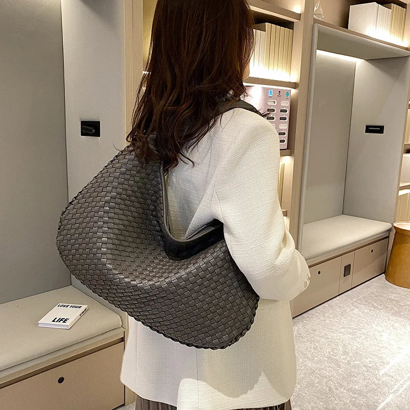 French Handmade Large Woven Handbag Versatile and Niche Single Shoulder Handbag 260303