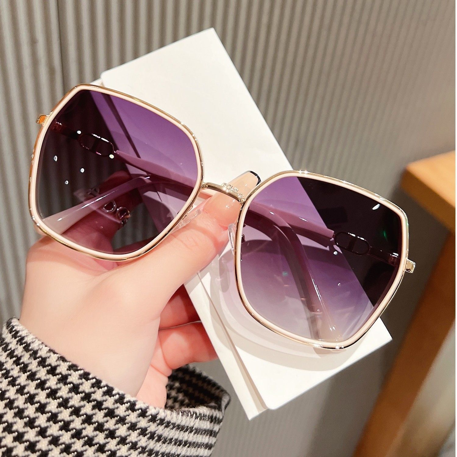 2026 New Designer Luxury Brand Gradient Integrated Classic Elegant UV Protection Outdoor Sports Women's Sunglasses