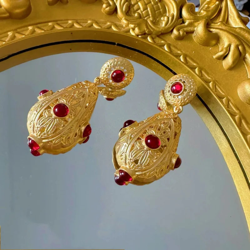 Vintage Western electroplated hollow glass earrings three-dimensional relief classic elegant high-grade jewelry earrings 260303