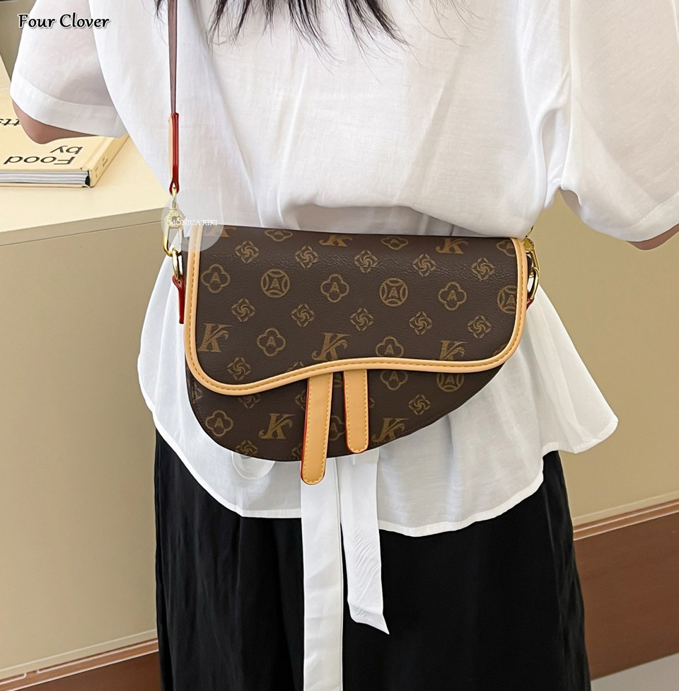 New luxury handbag, fashionable printed square bag, lightweight luxury saddle bag, vintage classic shoulder crossbody bag, high-end tote underarm bag,