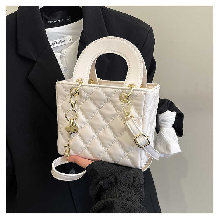 New minimalist style, diamond stitch thread 2025 solid color new style, Korean version, retro casual single shoulder crossbody handbag.XJ251205