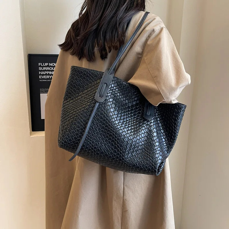 Autumn and Winter Trendy Vintage Rhombic Woven Shoulder Bags Large Capacity Underarm Bag Daily Commuting Bag Casual Handbags 260303