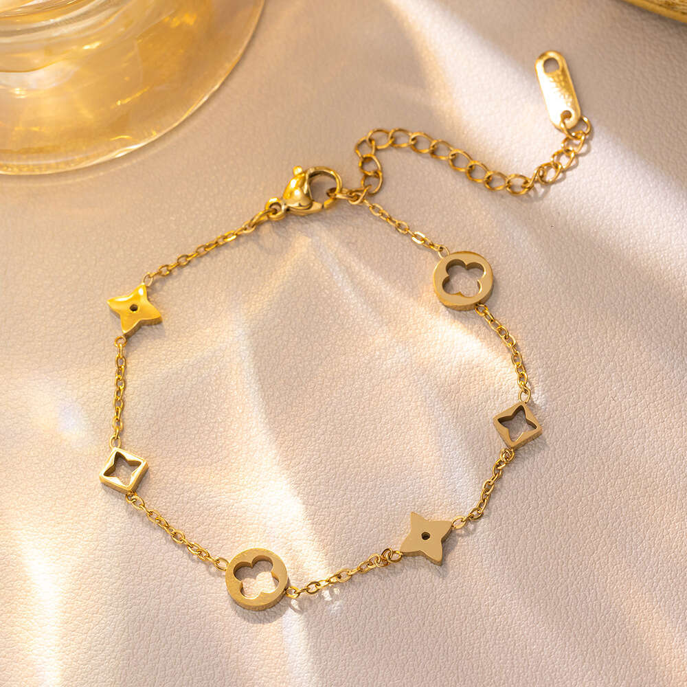 Openwork Four-Leaf Clover Necklace Designer Women's Jewelry Luxurious Minimalist Versatile Collar Chain The Perfect Holiday Gift for Her