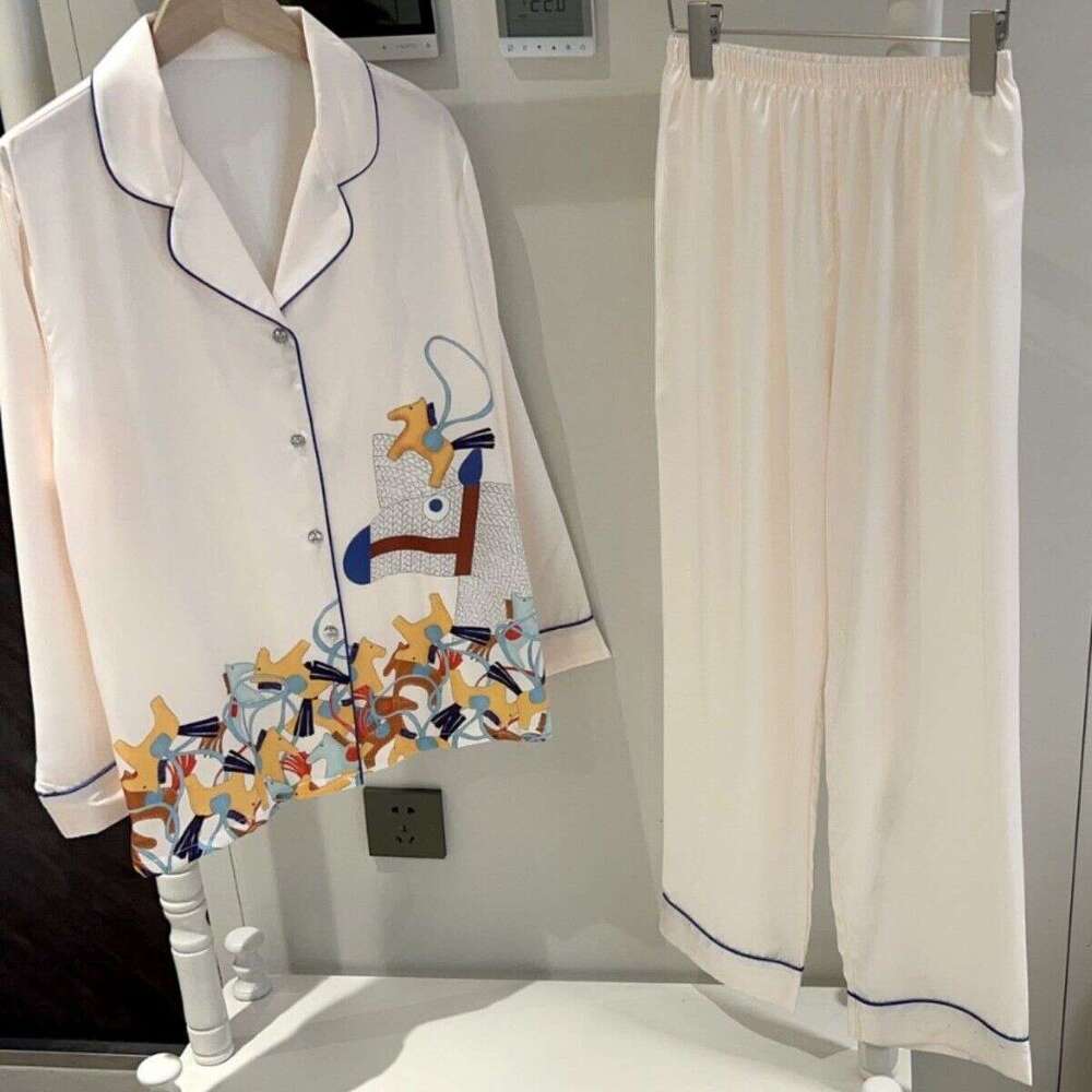 High-End Luxury Women's Pajamas Turn-Down Collar, Made Ice Silk, Featuring Sleeves Long Pants, Suitable For Spring Autumn, With A Youthful And Lu