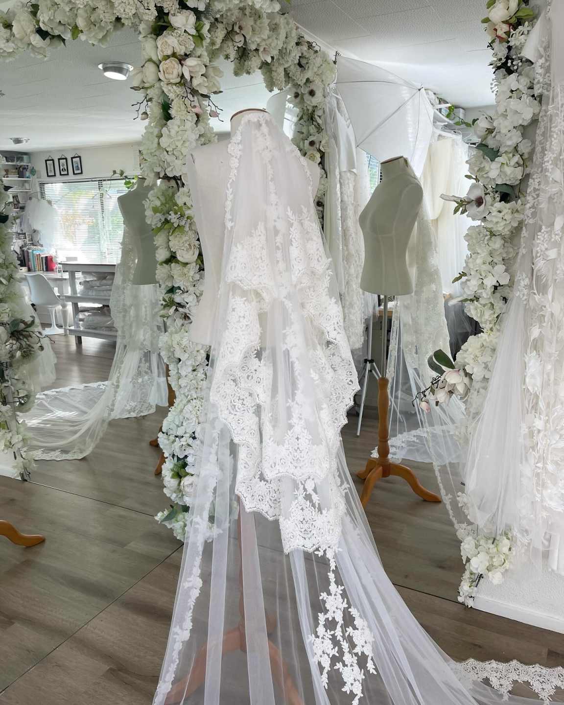 Princess Lace Appliques Edge Bridal Veils Long Cathedral Length One Layer Wedding Veils Customized Velo De Novia