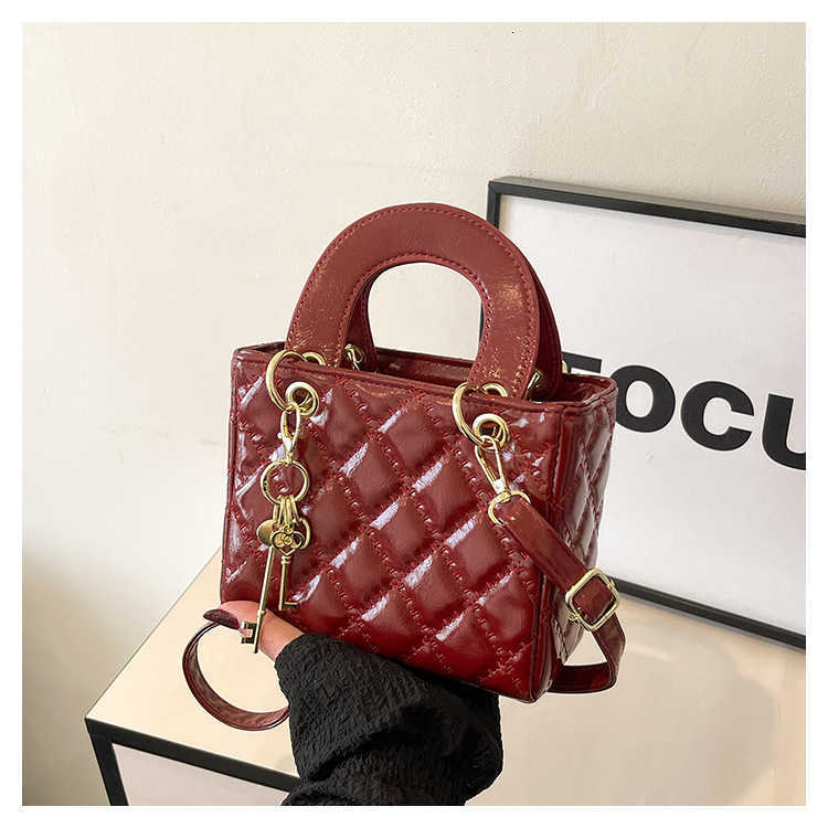 New minimalist style, diamond stitch thread 2025 solid color new style, Korean version, retro casual single shoulder crossbody handbag.XJ251205