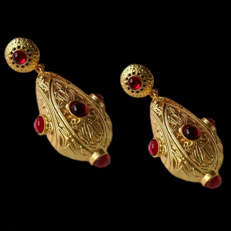 Vintage Western electroplated hollow glass earrings three-dimensional relief classic elegant high-grade jewelry earrings 260303