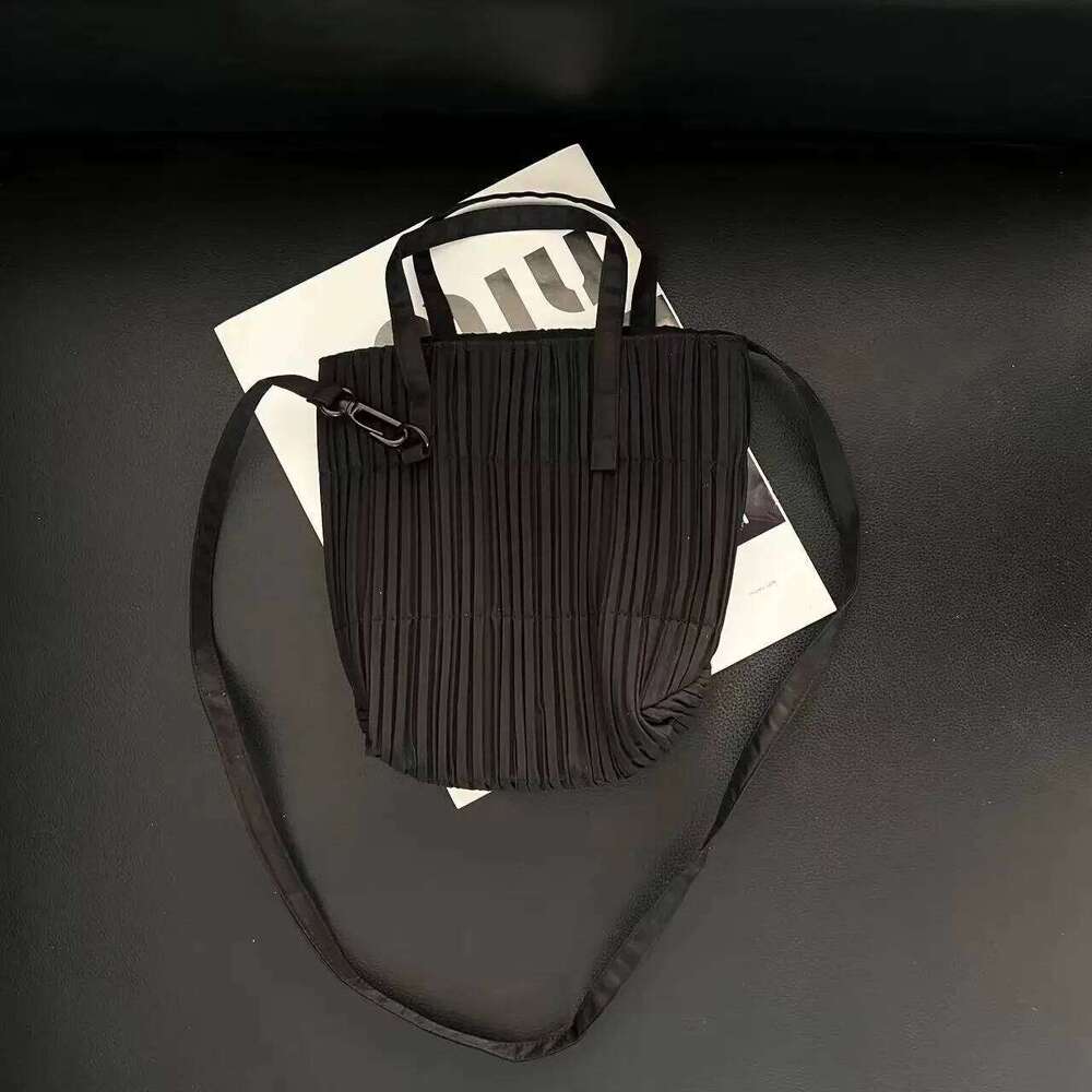 TAURUSCIAGA Pleated Solid Color Fashion Casual Original Design Creative Large Capacity Handbag 2025 New Noble Temperament Bag