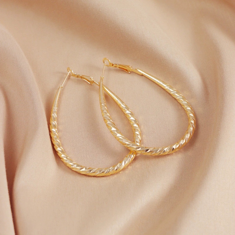 Elegant Luxury Accessory: Sophisticated Design of New Golden Fringe Earrings