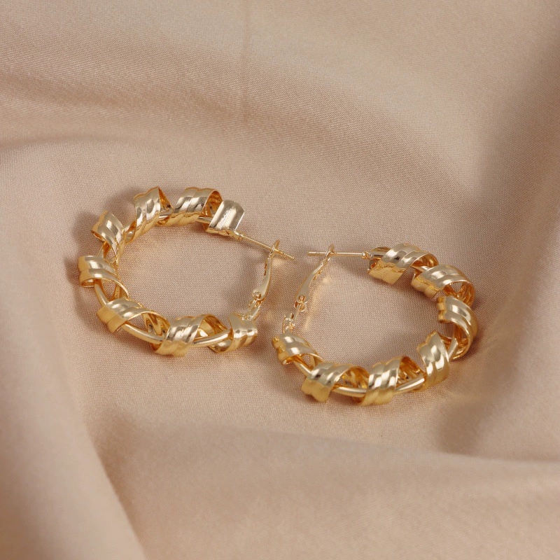 Elegant Spiraled Ear Cuff Accessories for Women Modernist Luxury Statement Earring Set