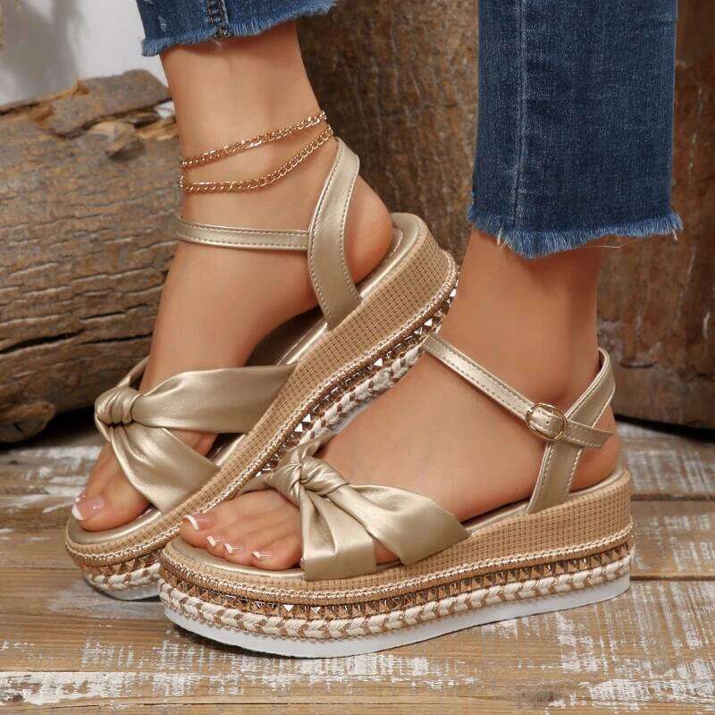 2026 new women's thick soled casual with exposed toes fashionable retro anti slip one-piece buckle strap sandals