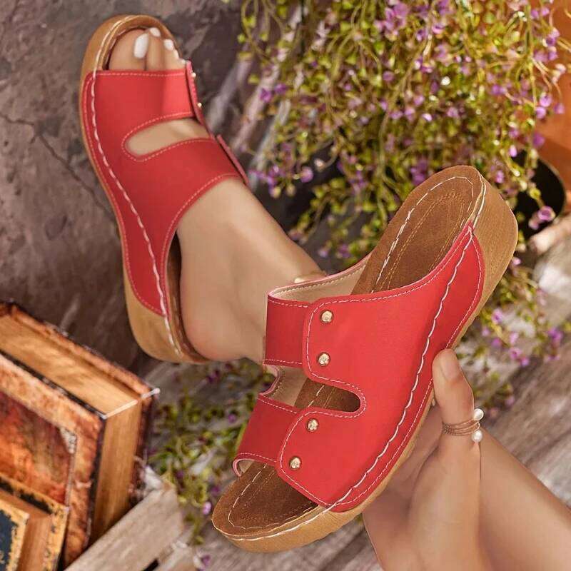 2025 new sandals with exposed toes women's fashionable and casual rivet decoration comfortable wedge slippers