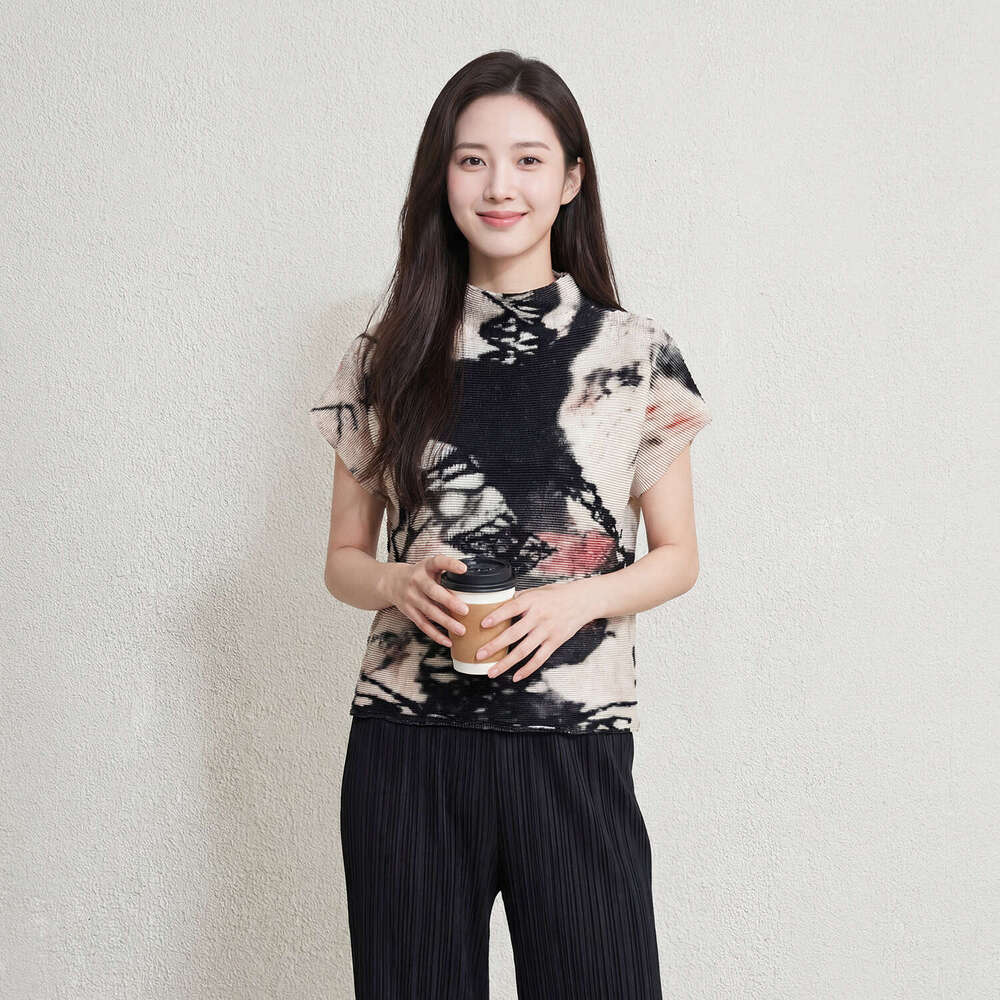 Summer new black and white abstract print pleated T-shirt women, Miyake-style, Designer loose-fitting, elegant, slimming, short-sleeved top for commut