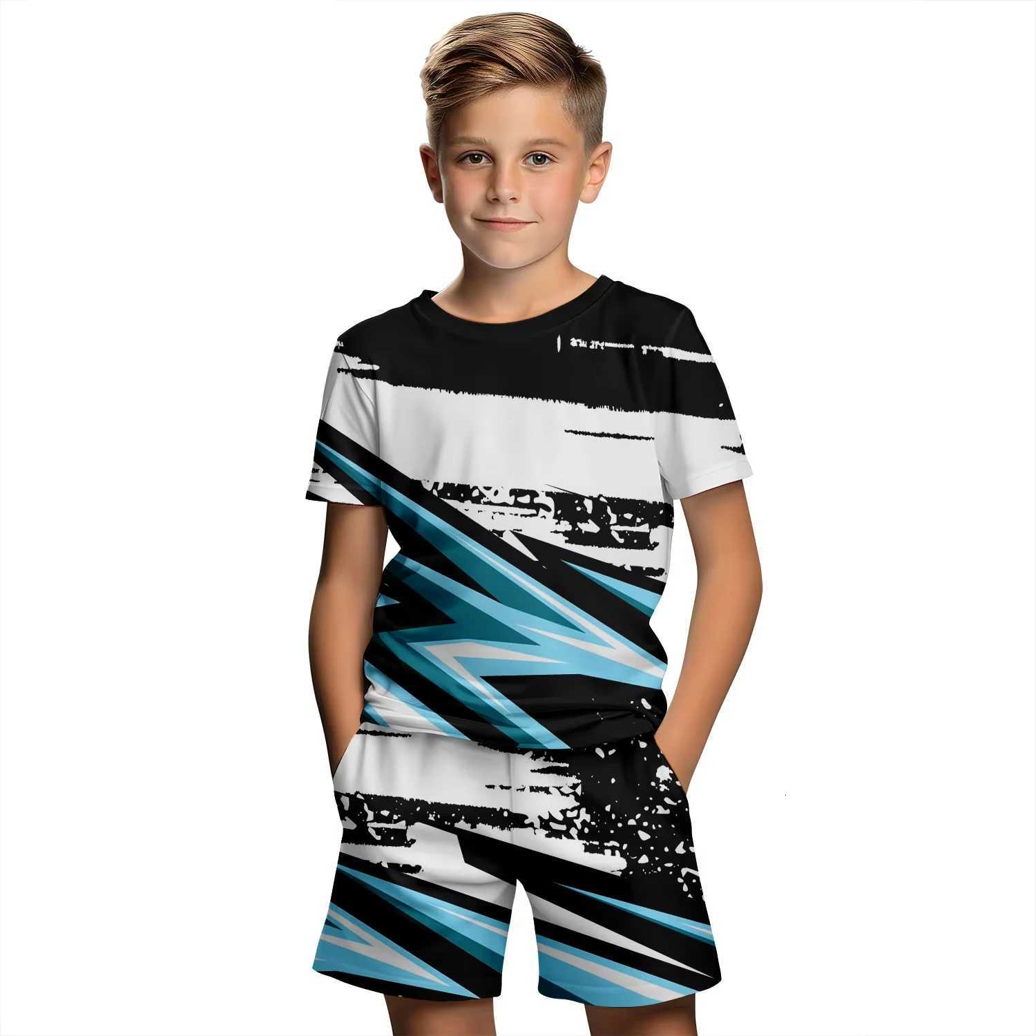 This boys' monogram bear short-sleeve set is breathable, comfortable, and trendy, making it a luxurious casual sports two-piece set for summer.T2