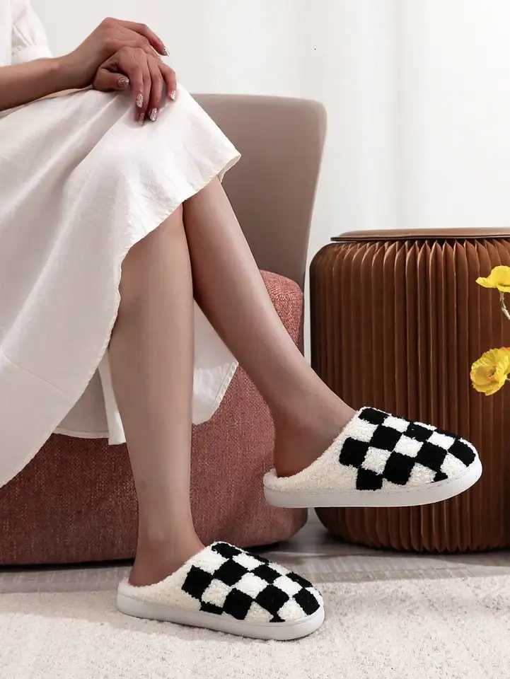 Black and White Plaid Comfortable Indoor Cotton Slippers for Men and Women Autumn and Winter Home Use S260305