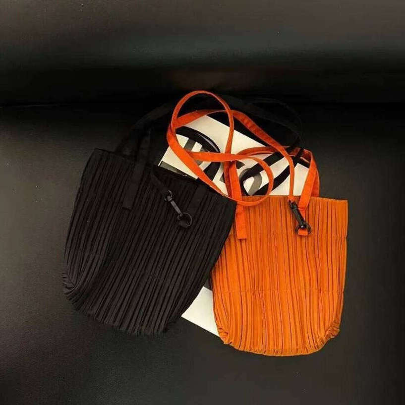 TAURUSCIAGA Pleated Solid Color Fashion Casual Original Design Creative Large Capacity Handbag 2025 New Noble Temperament Bag