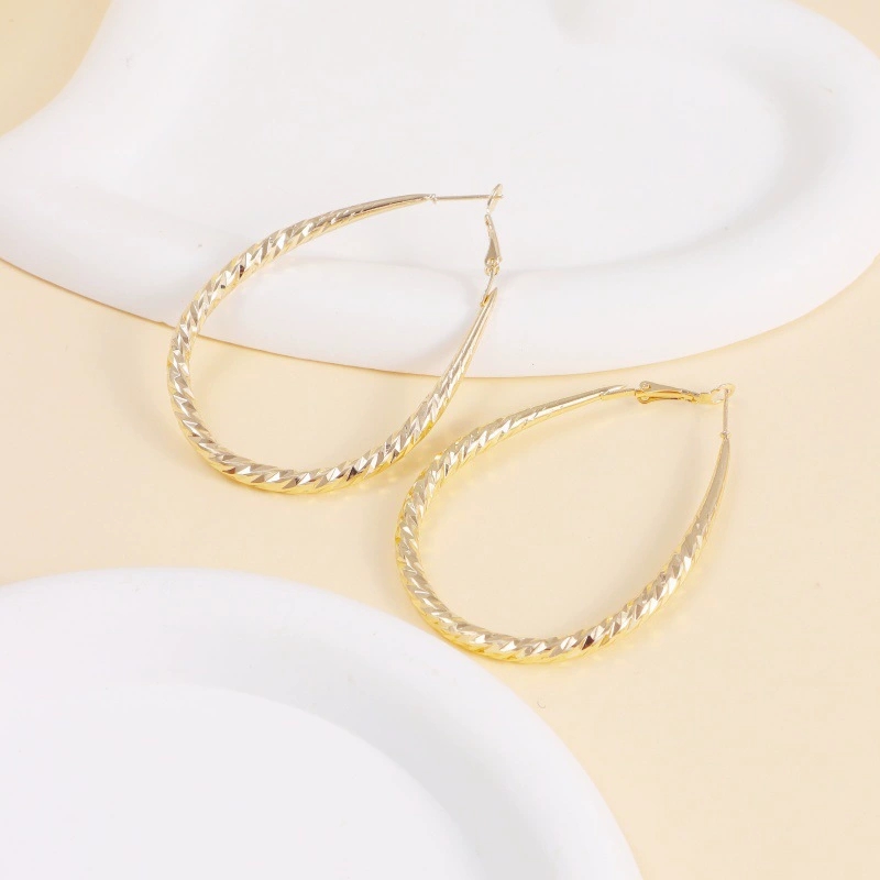 Elegant Luxury Accessory: Sophisticated Design of New Golden Fringe Earrings