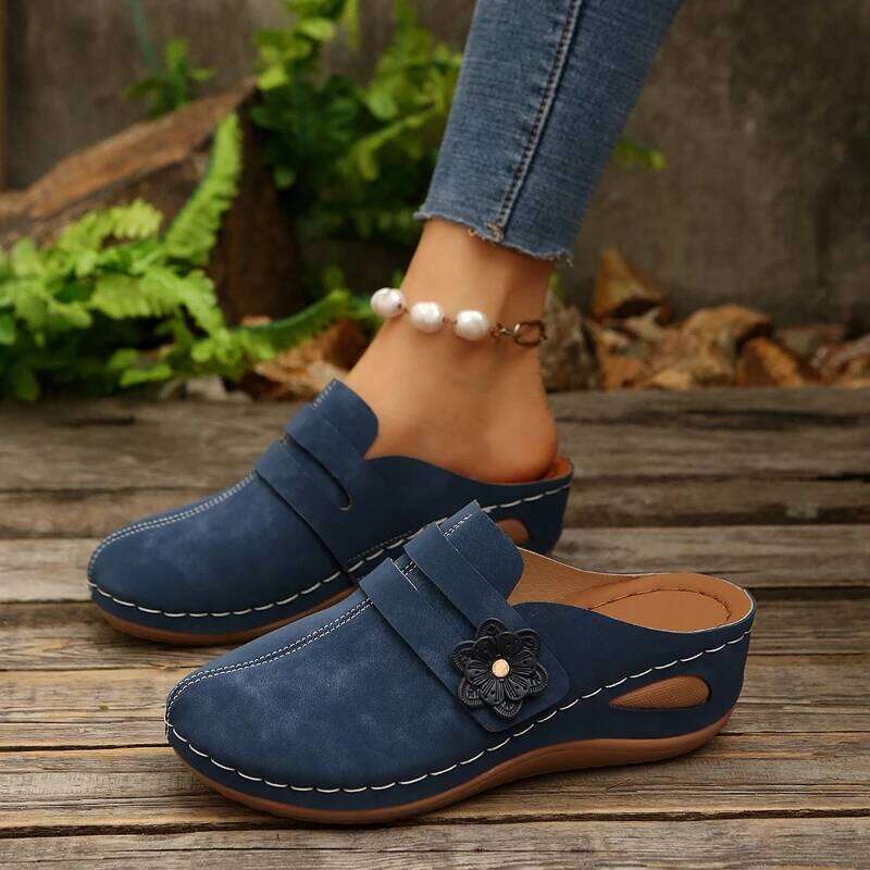 2026 New Women's Solid Color Classic Retro Thick Bottom Outdoor Simple Fashion Casual Sandals
