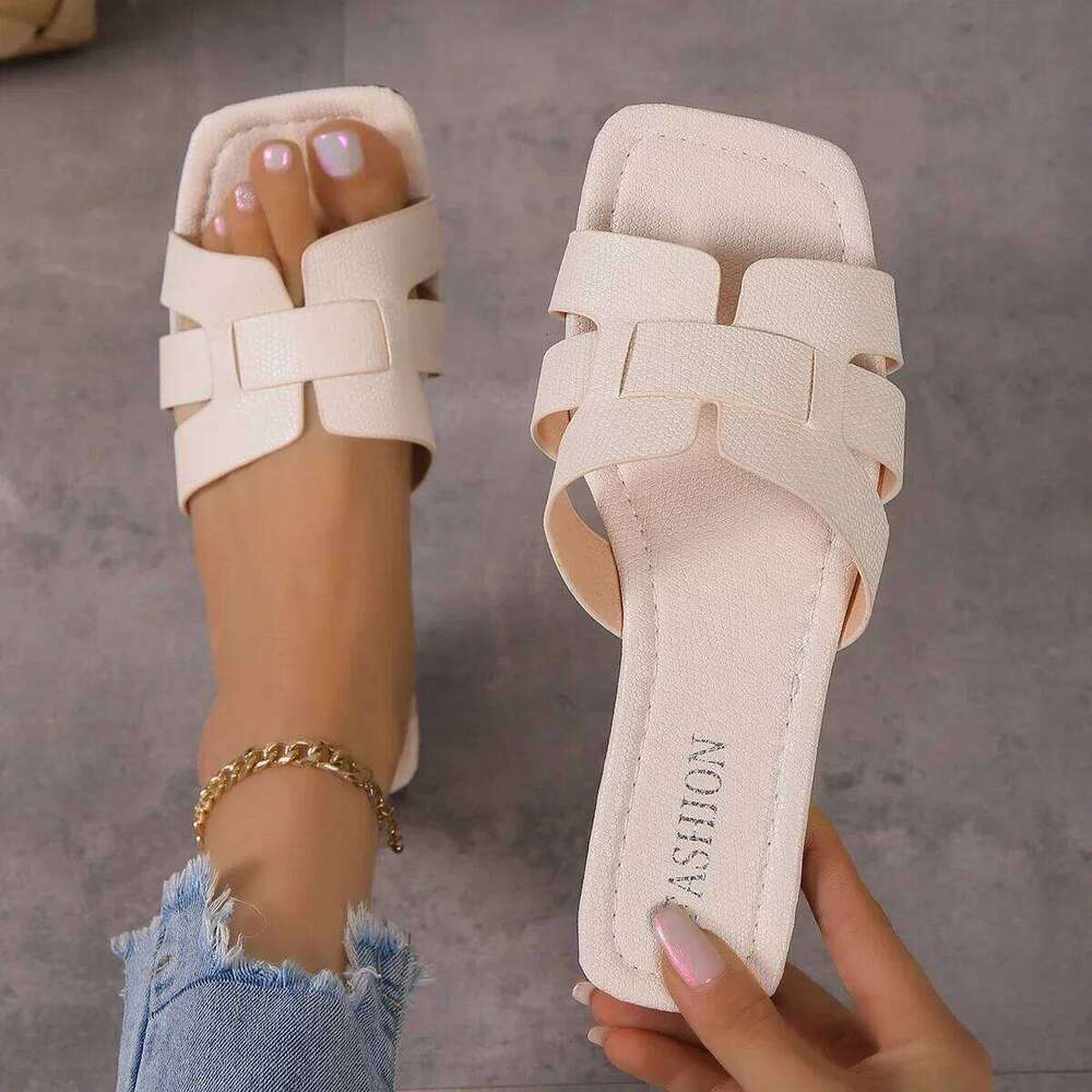 2025 summer Ladies' fashionable casual sandals, versatile outdoor wear, flat slippers for wearing outside