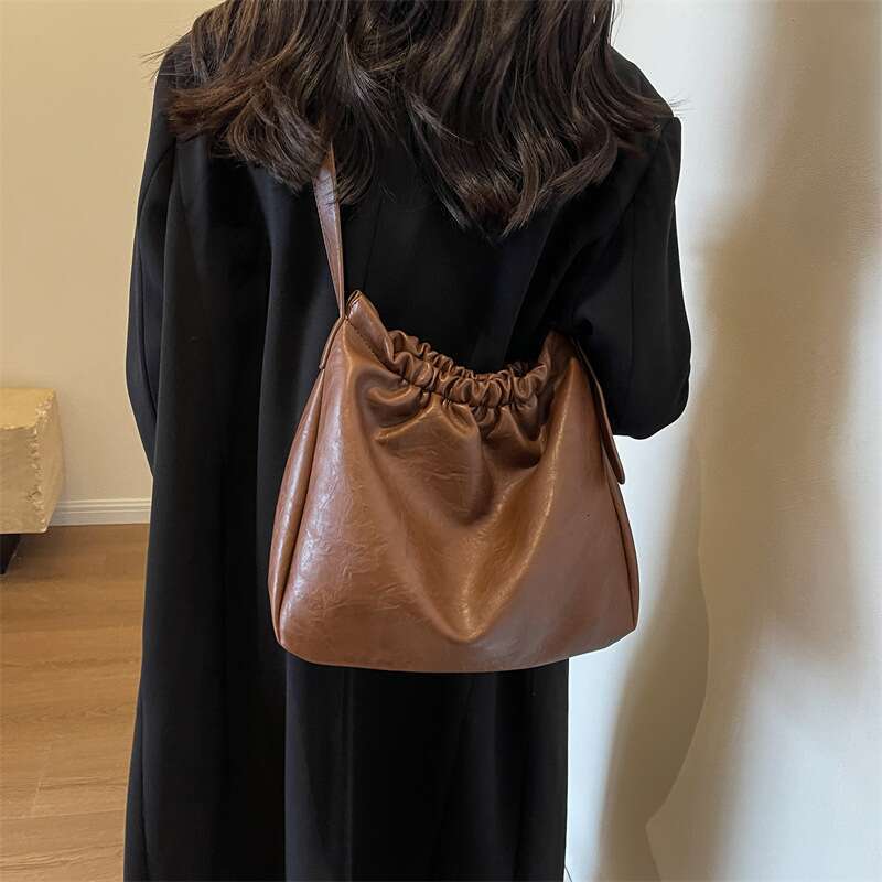 Korean Version Of The Simple Commuter Large Capacity Female New Retro Texture Shoulder Versatile Bucket Tote Bag XIU LAI SI