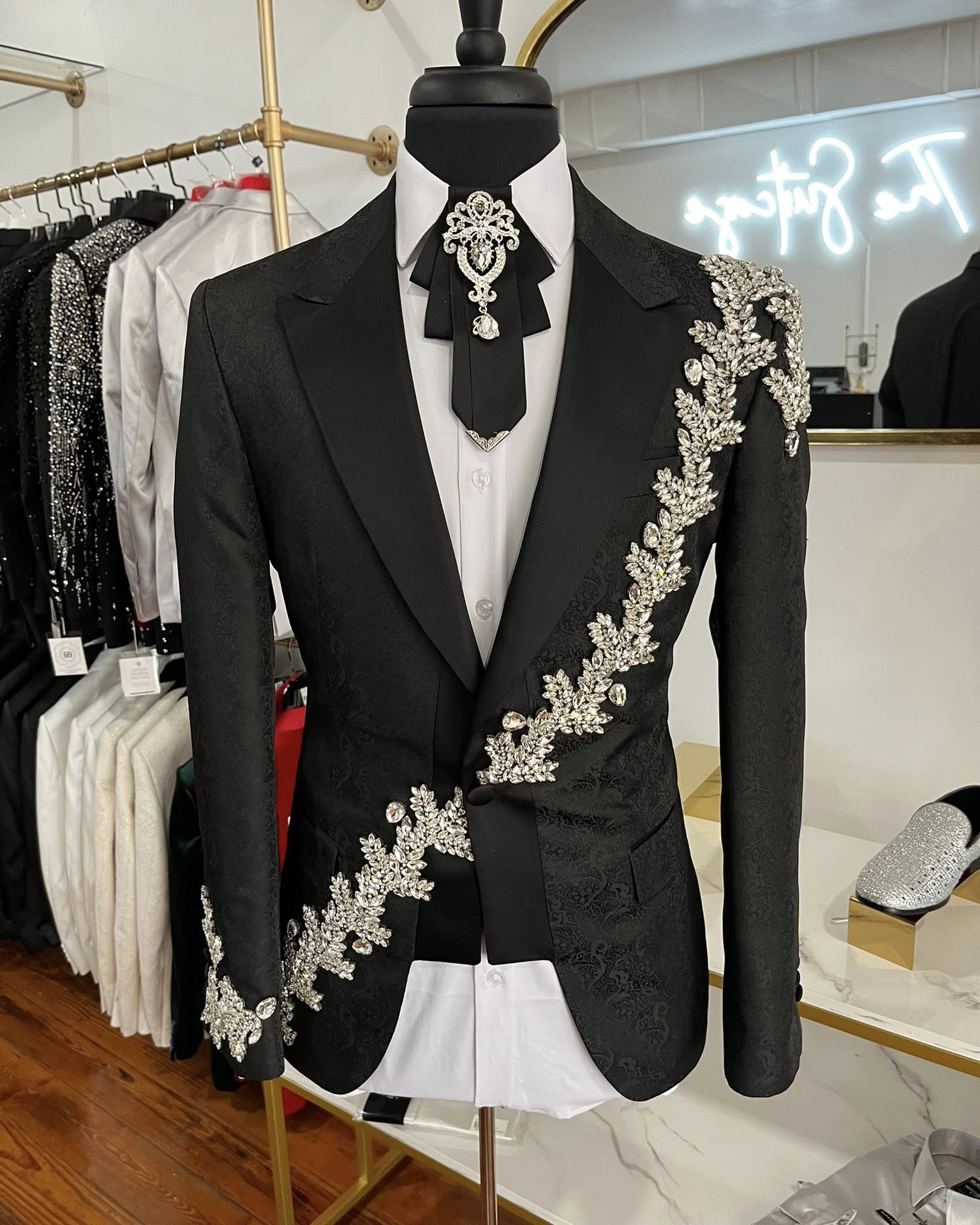 Handsome Men Suits 2 Pieces Crystal Beaded Peaked Lapel Blazer Tailor-Made Jacquard Jacket One Button Groom Customized Coat Pant Plus Size