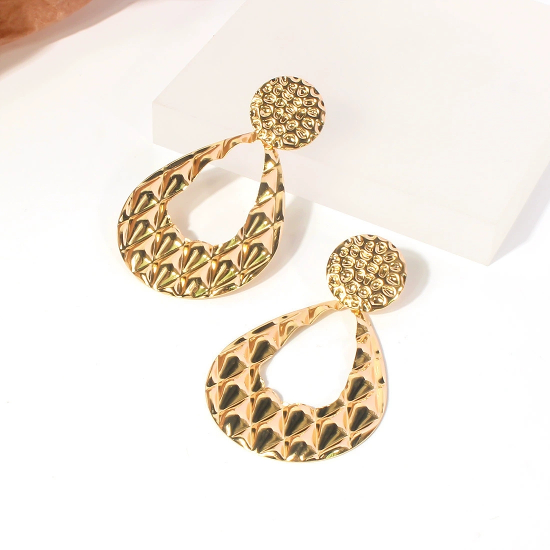 Modern Charming Twisted Design Earring with a Touch of Glamour