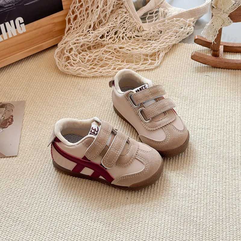 These autumn new kids' retro sneakers are breathable, soft-soled, and non-slip, ideal for both boys and girls as walking and running shoes.T26030