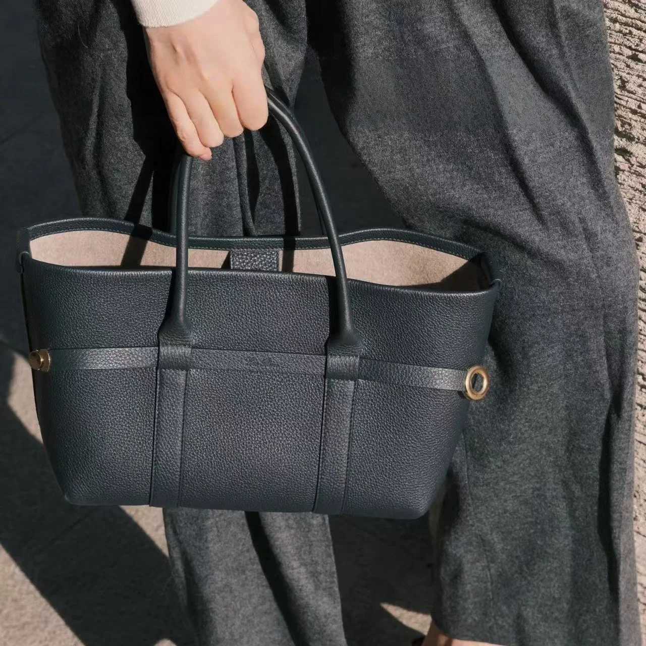 Tote-style Leather Shoulder Bag Bucket Bag for Commuting to Work Briefcase Minimalist Soft Durable Large Capacity H260306