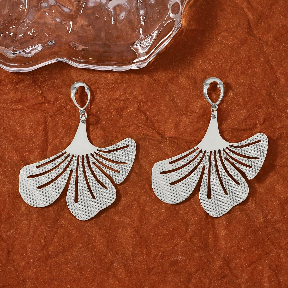 Personalizable Stylish Leaf-Themed Dangle Earrings for a Sophisticated Look