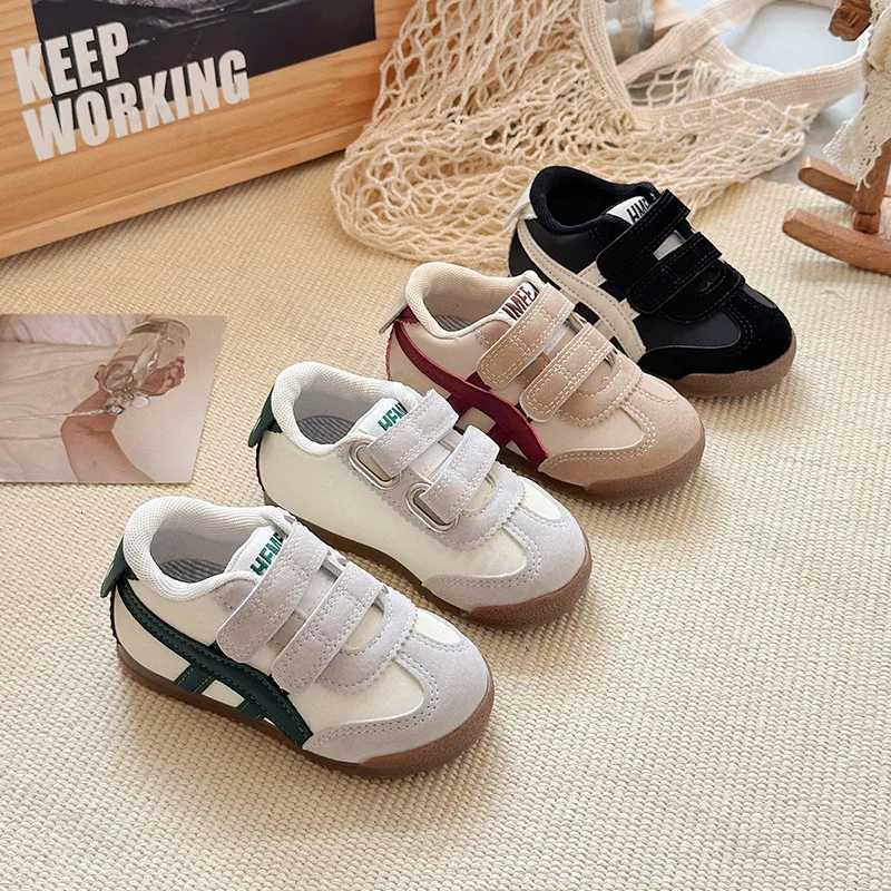These autumn new kids' retro sneakers are breathable, soft-soled, and non-slip, ideal for both boys and girls as walking and running shoes.T26030